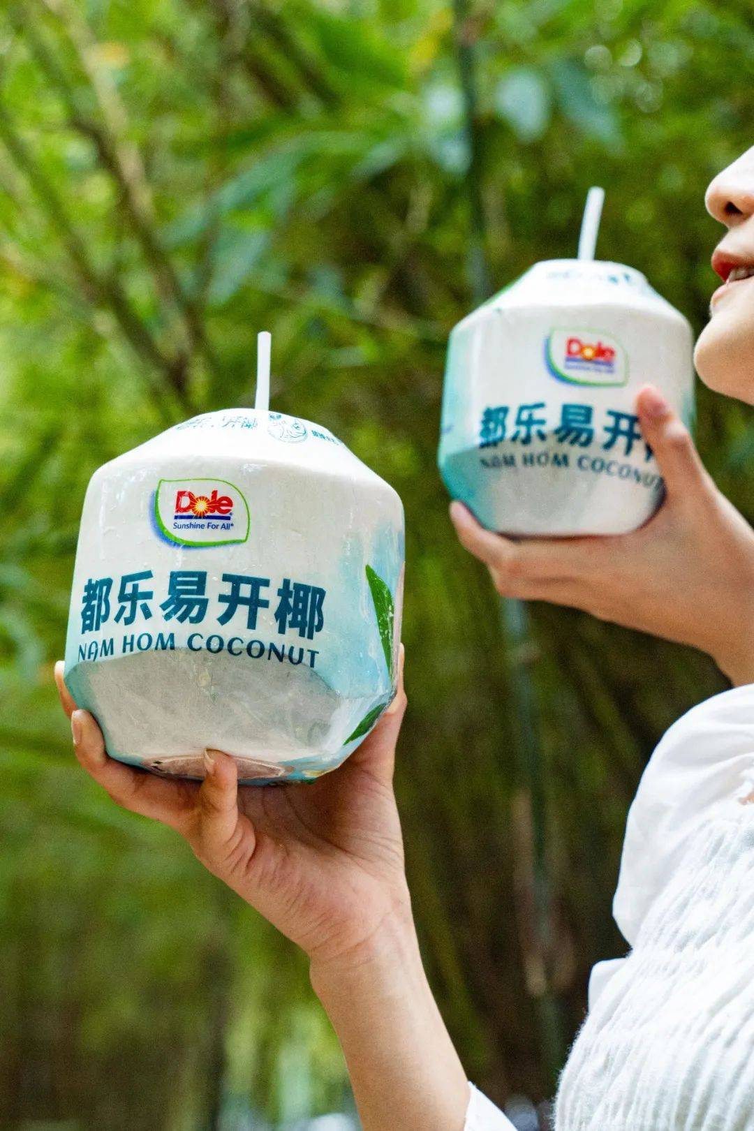 整个都乐香水椰开孔,倒入0脂低卡浓缩咖啡,调兑过的比例能恰好将椰水