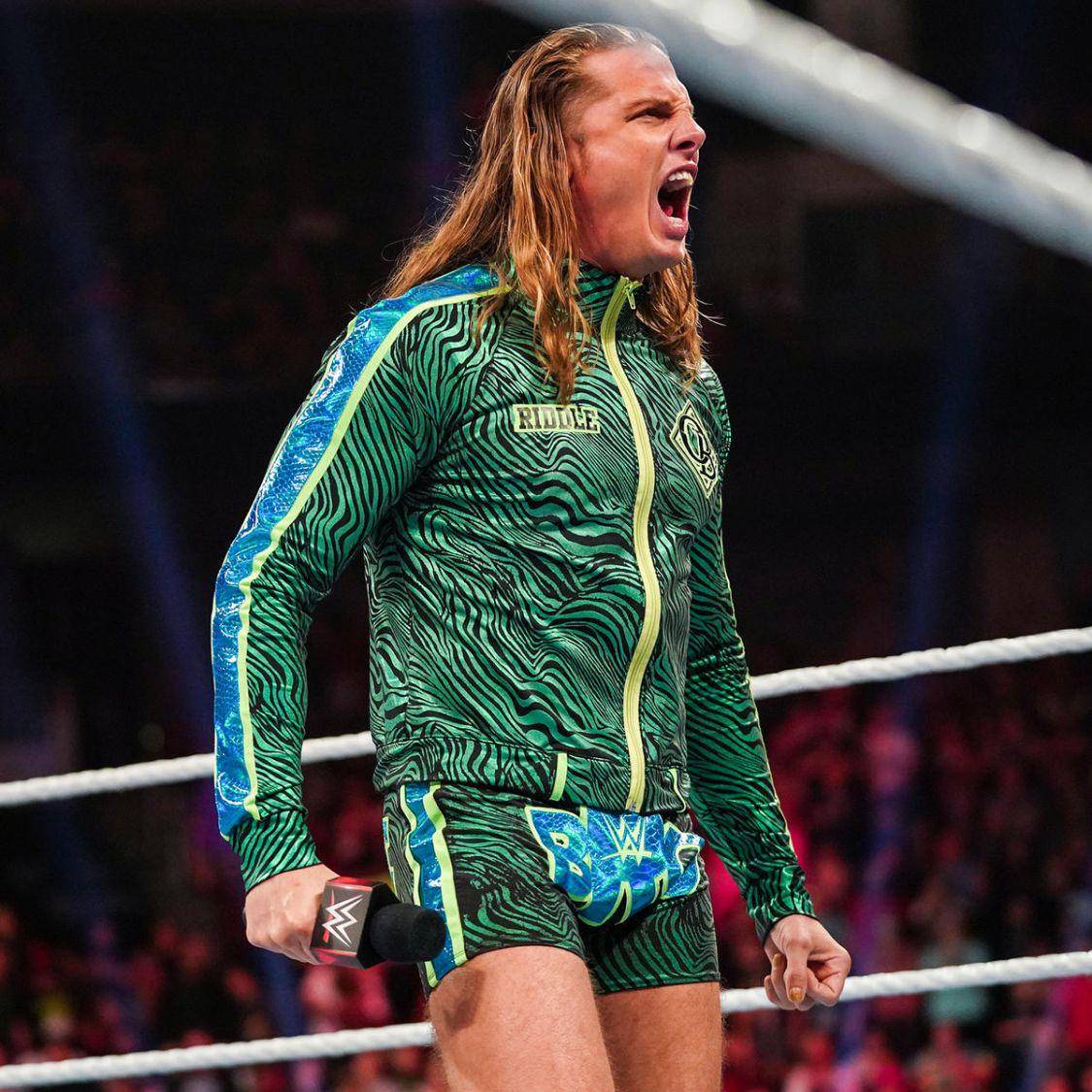 比赛之后,wwe官方也宣布:"兰迪奥顿(randyorton)最近的背部很不好,在