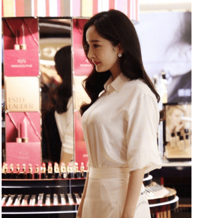 原创杨幂出席活动太吸睛了上围仅用一块布遮挡却暴露了好身材