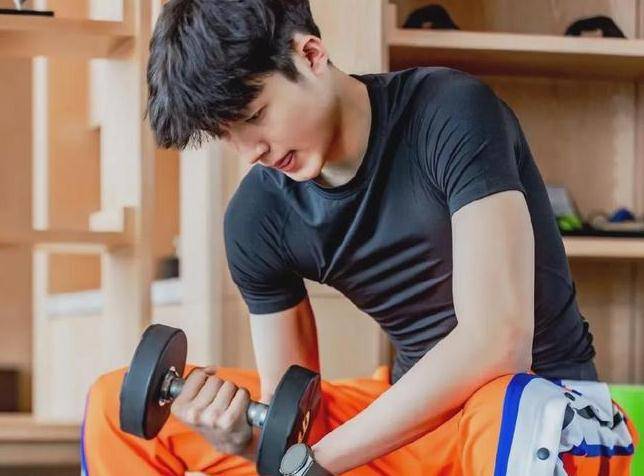 大学"最帅校草"走红,被称为现实版流川枫,网友表示我可以_专业_温佳龙