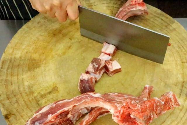 "糖醋排骨"怎么做?大厨教你详细做法,学会了做给家人吃_时候_白糖_桂