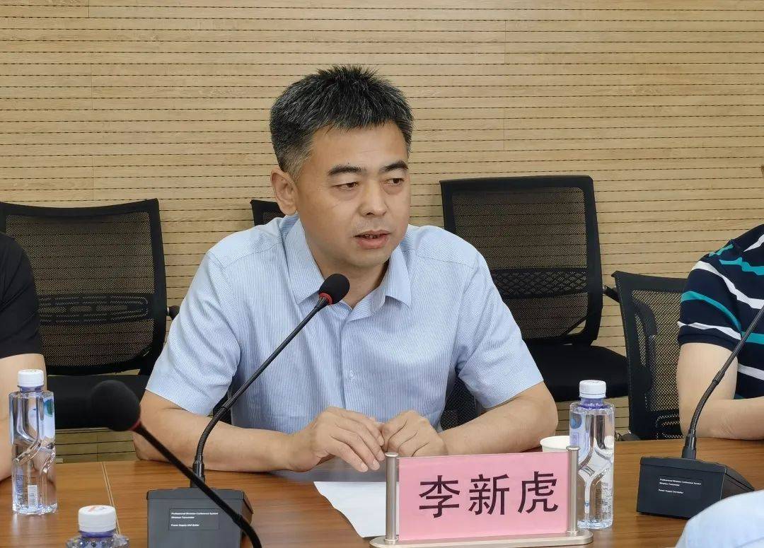 活动第二项由市律协李明仁会长发表讲话,由与会嘉宾闫京生主任,李新虎