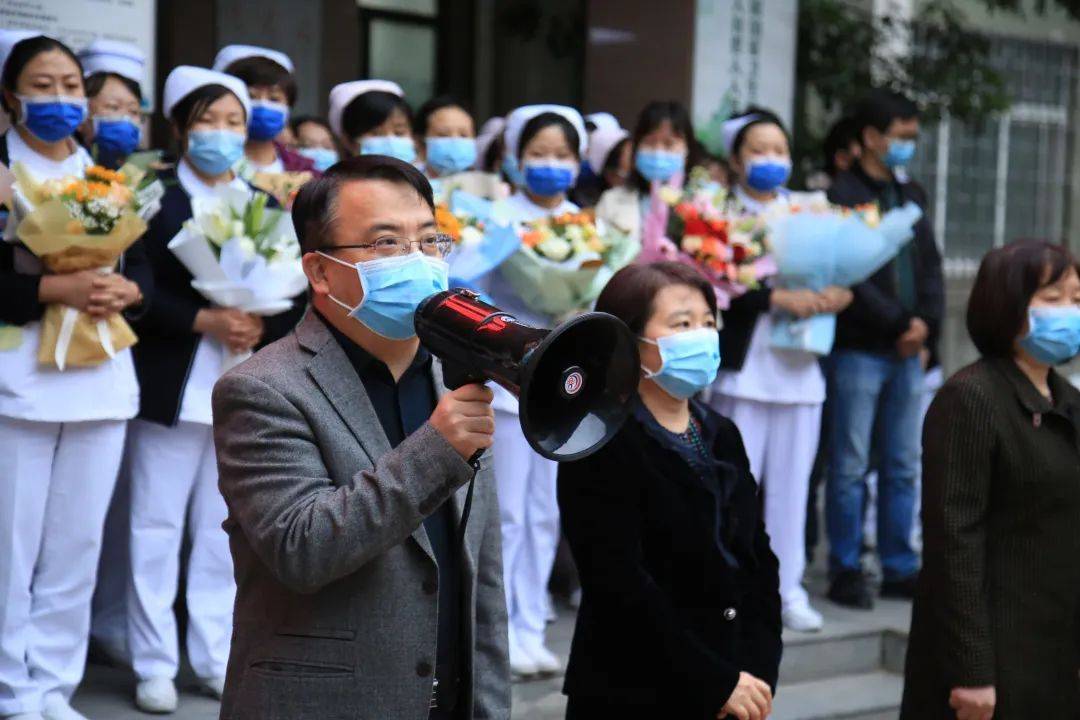 河南大学淮河医院40名支援郑州区域核酸采样队员凯旋归来_张祎捷_守护