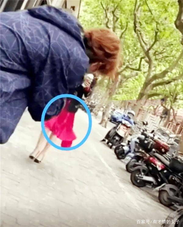 然后又吃着自己喜欢的雪糕,却突然掉到衣服