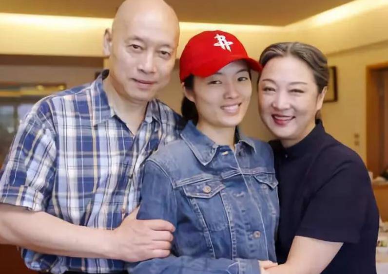 tvb老戏骨岳华:曾痴恋郑佩佩,亦舒下跪求复合,最后却娶艳星?