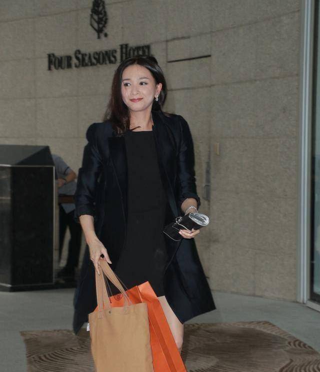 52岁吴婉芳素颜出镜为女儿庆生冻龄模样似足少女母子犹如姐弟