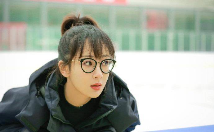 原创杨紫学速滑花絮照曝光戴眼镜扎高马尾似大学生小表情更是萌翻