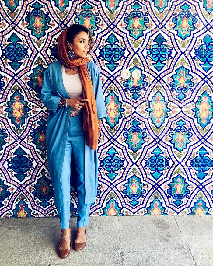 原创黑头巾大长袍看了伊朗女人的街拍原来头巾也可以美如彩虹