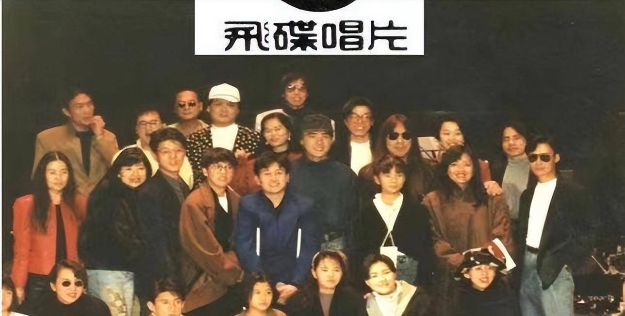 《青春大对抗》节目的主持人摇身一变成为"飞碟唱片公司"旗下签约艺人