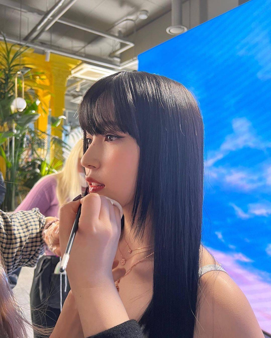 亡国公主般美貌twice名井南的精致侧颜高挺鼻梁令人羡慕