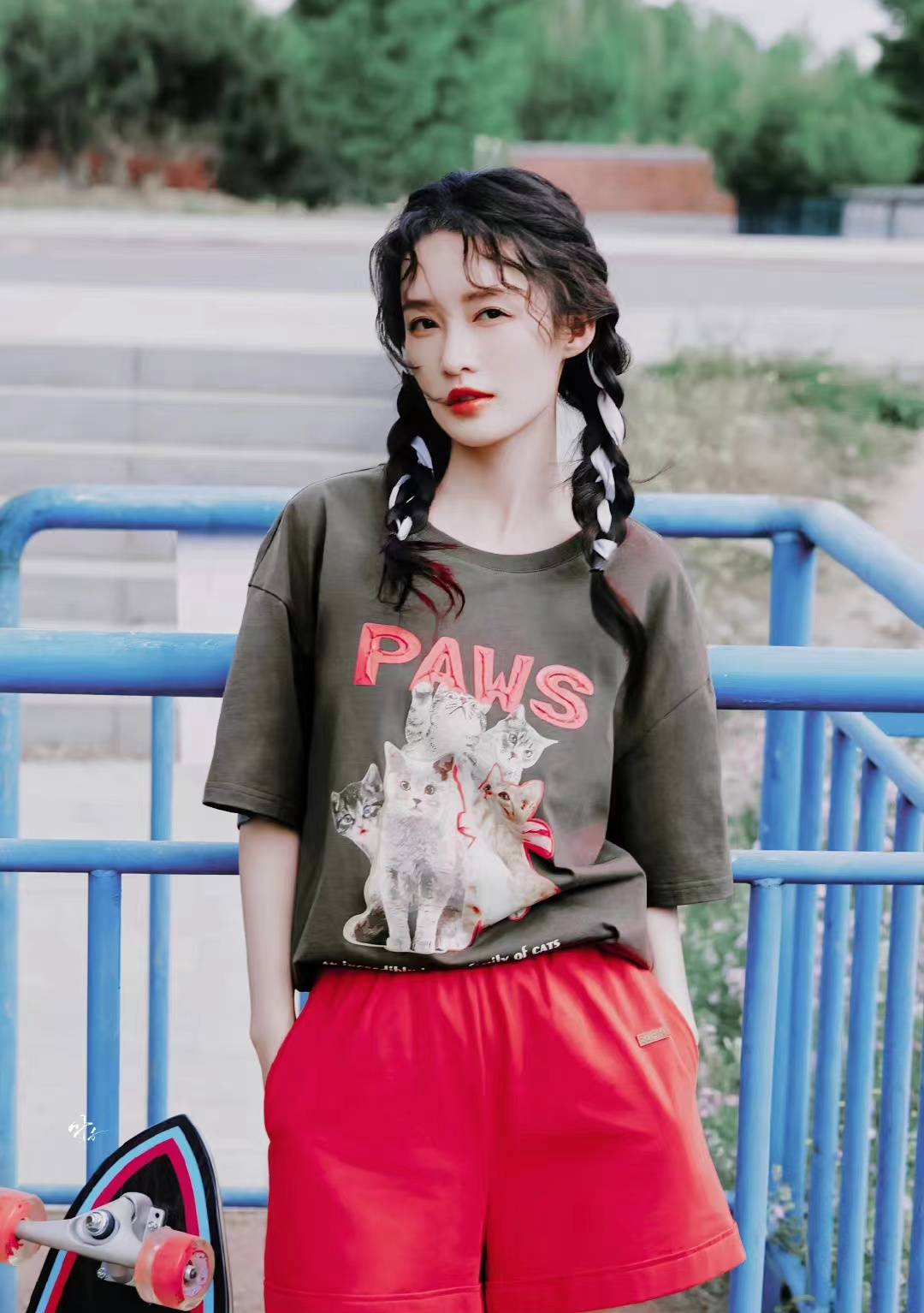 李沁扎麻花辫化身滑板姑娘穿t恤配短裤秒变运动时尚少女