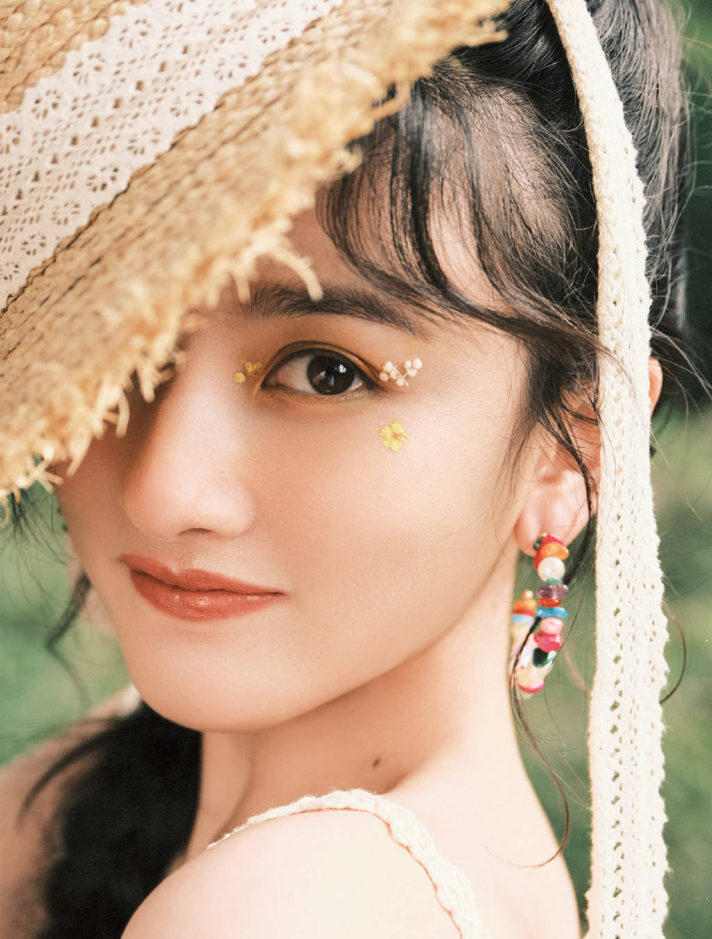 宋祖儿吊带配草帽元气清新 对镜甜笑气质又纯又欲