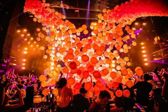 灰灰&颜颜&彭欢合唱《告白气球》时全场上空下起最浪漫的气球雨瞬间