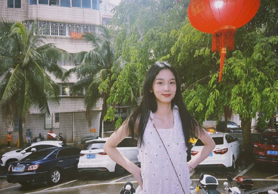 周也晒夏日胶片写真 穿白色吊带裙清新甜美显气质