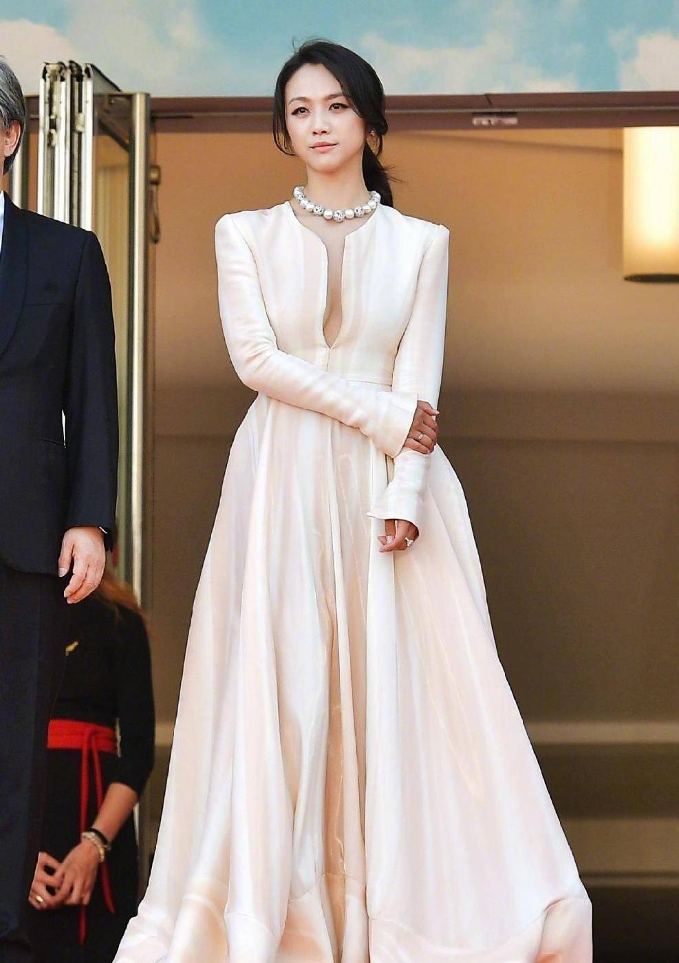 汤唯戛纳红毯造型来袭,三套造型太出圈了,不修图也很美_礼服_时尚