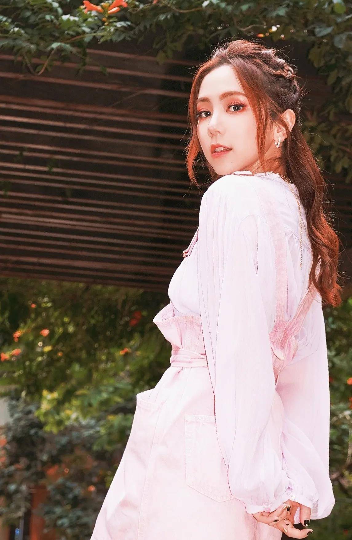 这张美这张好美这张好可爱好酷好欲好飒这样的邓紫棋你能不爱上吗?