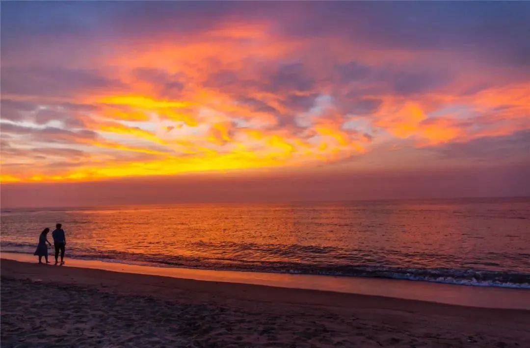 感受着微咸的海风轻拂面庞……将脚印踏上细沙,告诉大海:这个夏天,我