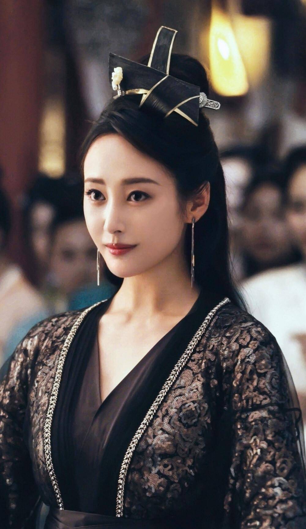 李纯惊艳写真图集,你们喜欢穿现代服饰还是古装服饰的她