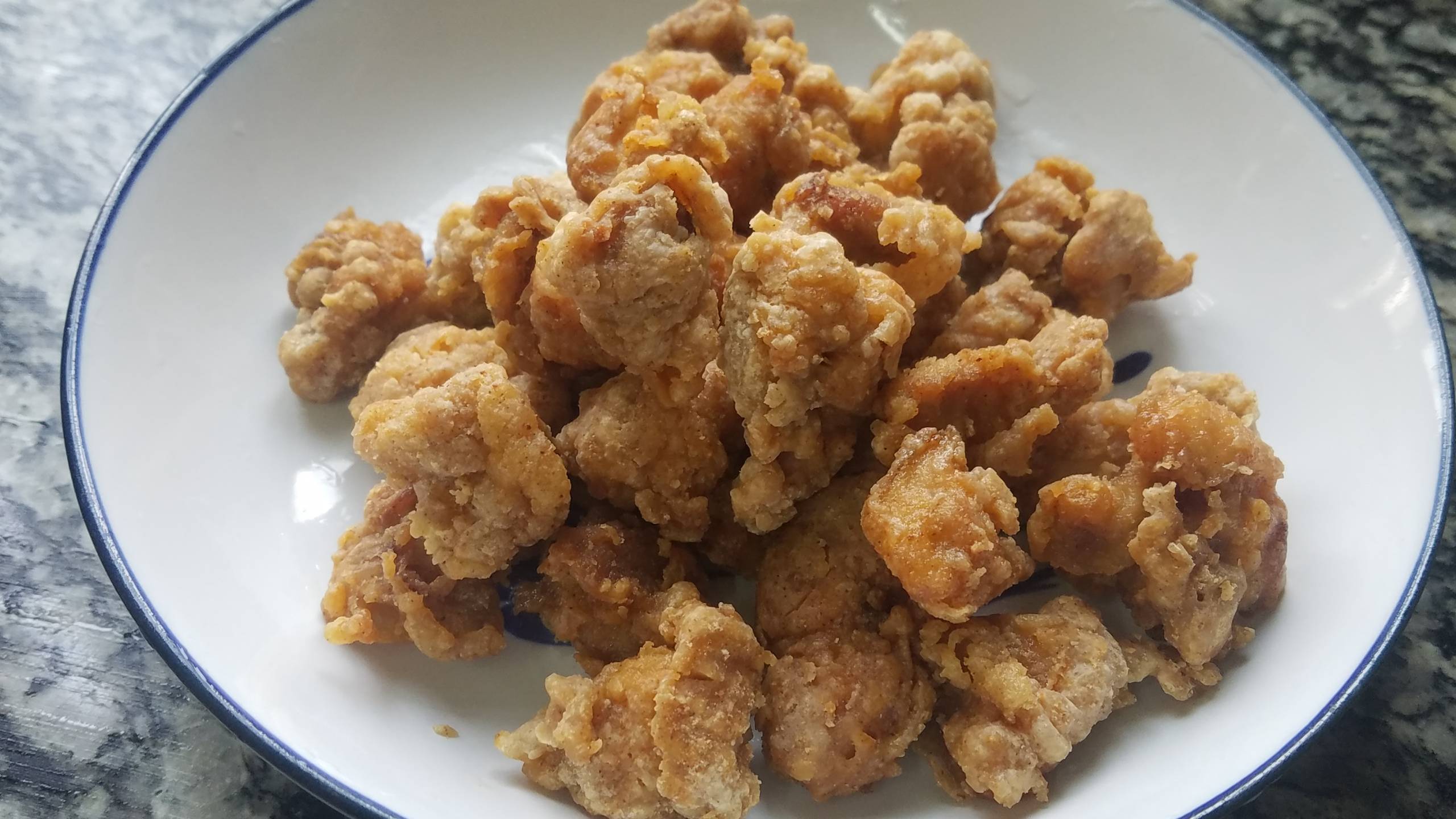 鸡米花的做法是比较简单的,就算是0厨艺的人应该也能做出来,喜欢的不