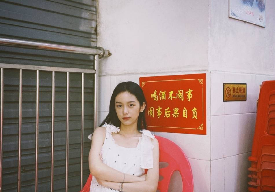 周也晒夏日胶片写真 穿白色吊带裙清新甜美显气质