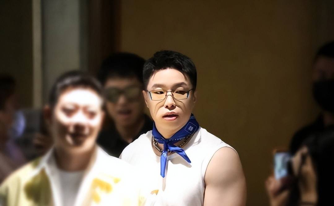 德云社烧饼生日,粉丝们纷纷留言祝福,却被德云七队生日歌抢镜_秦霄贤