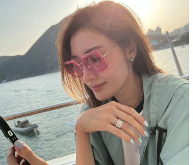 李嘉欣晒近照,提前庆祝生日打扮十分贵气,许晋亨出镜两人超甜