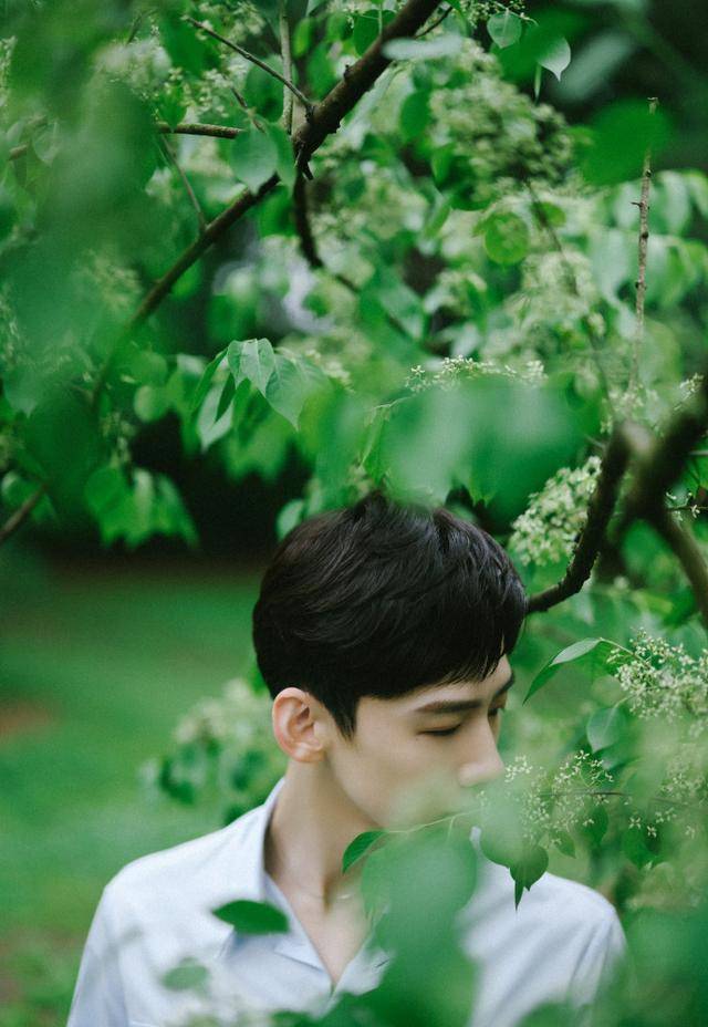 白敬亭部分造型翻车头身比例失调明显粉丝指责工作室失误