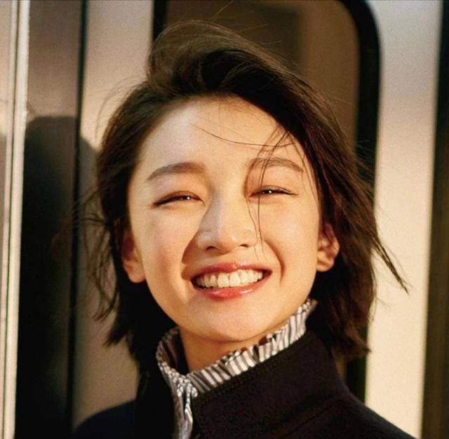 垂泪眼它的外眼角的位置会微微下垂,大半个瞳孔都被眼帘盖住,随时一副