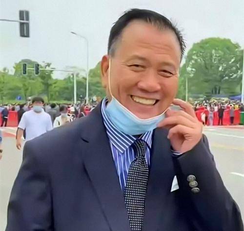 63岁万梓良送别袁隆平画面曝光,面带微笑遭吐槽_袁老_民众_质疑