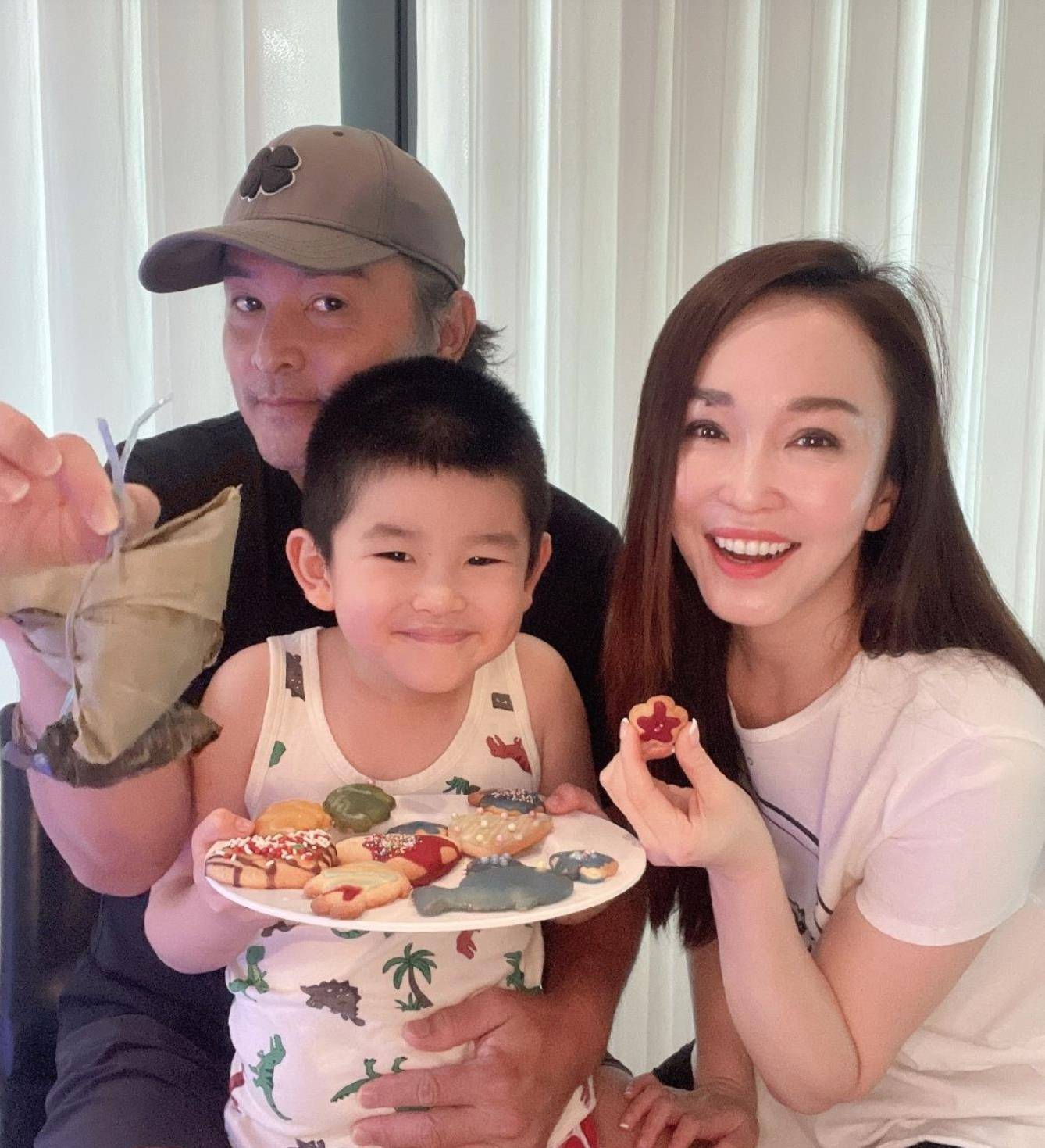 "小龙女"范文芳晒合照,同龄老公头发花白,被嘲"像大她30岁"_李铭顺