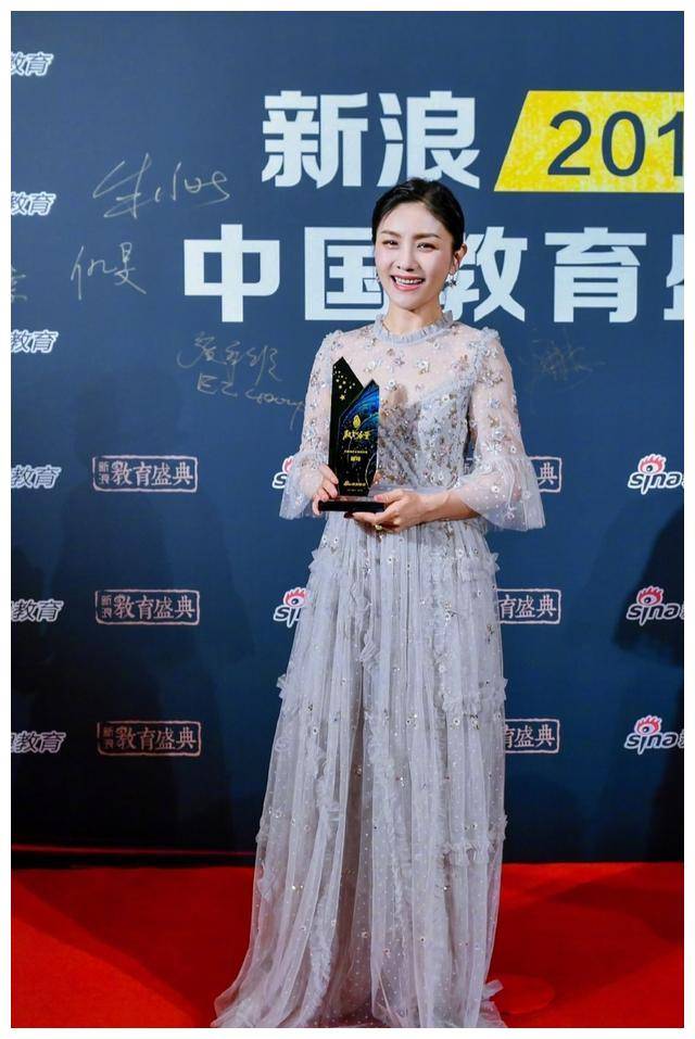 原创胡可穿粉色毛衣配印花裙领口美得很出彩谁还敢说她老