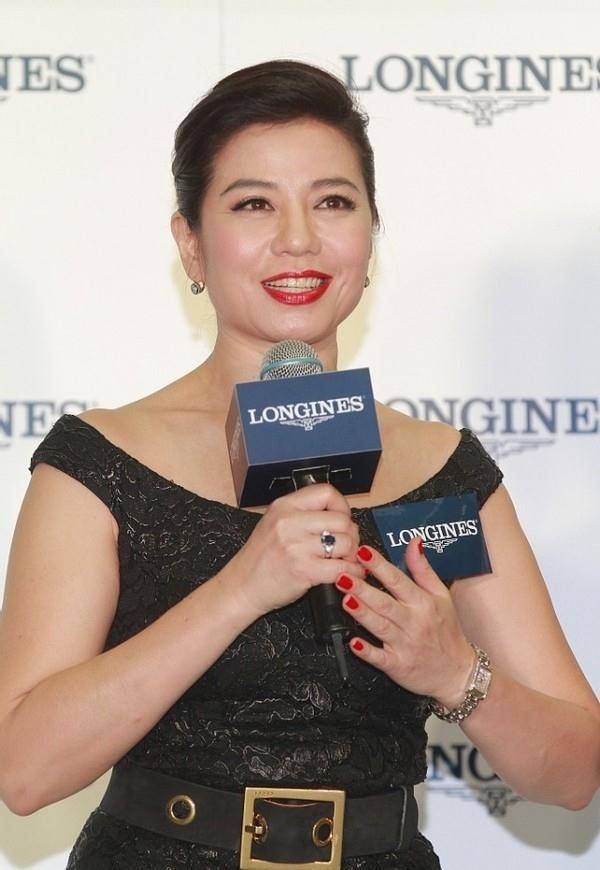 原创61岁钟楚红一点不像奶奶辈黑色连衣裙优雅高贵身段不输小姑娘