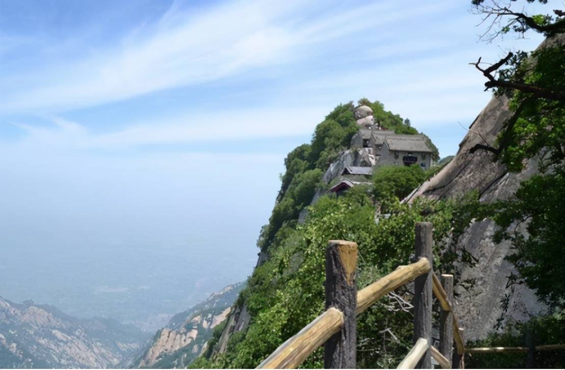 陕西一处险峻的楼梯，堪比华山攀岩陡峭，最难爬的地方将近90度