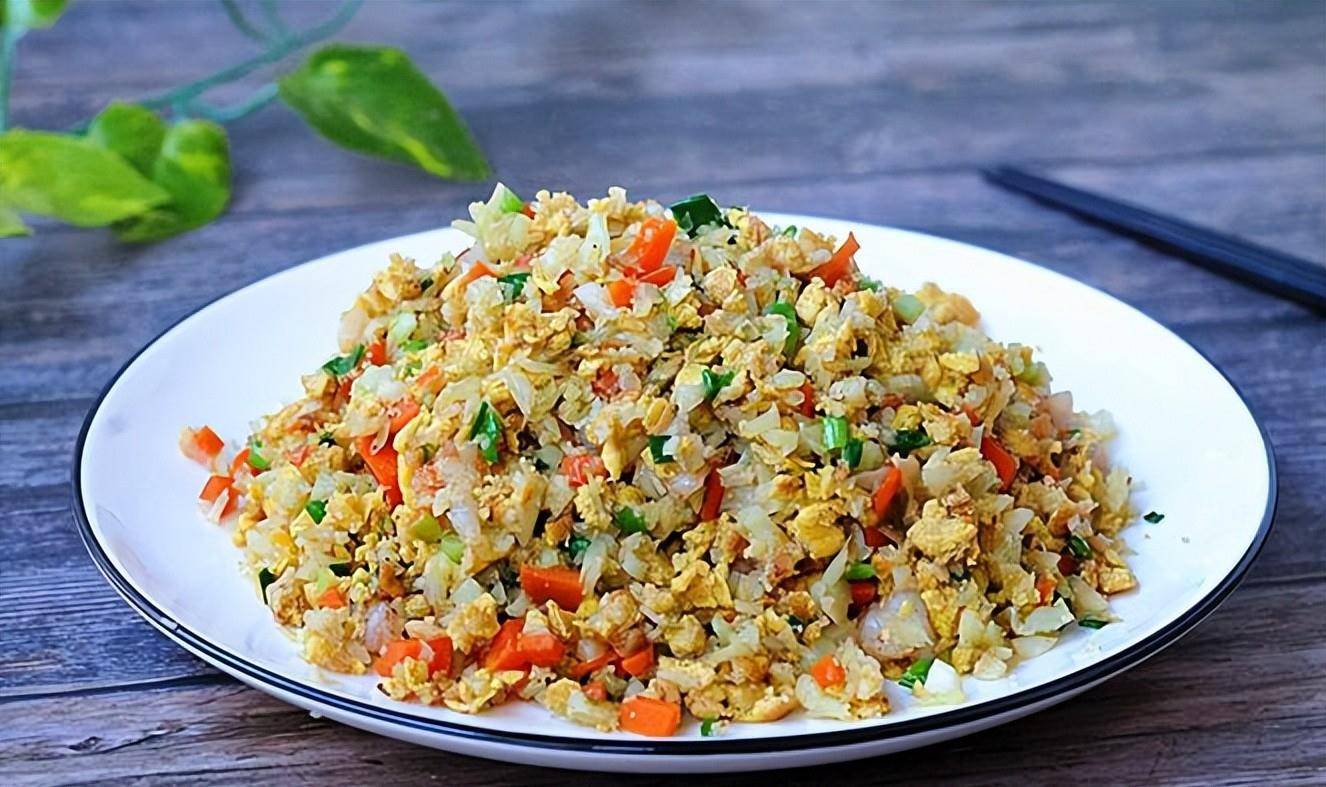 老干妈炒饭,简单美味,营养丰富,香辣解馋,是不可错过的美食_食材_豌豆