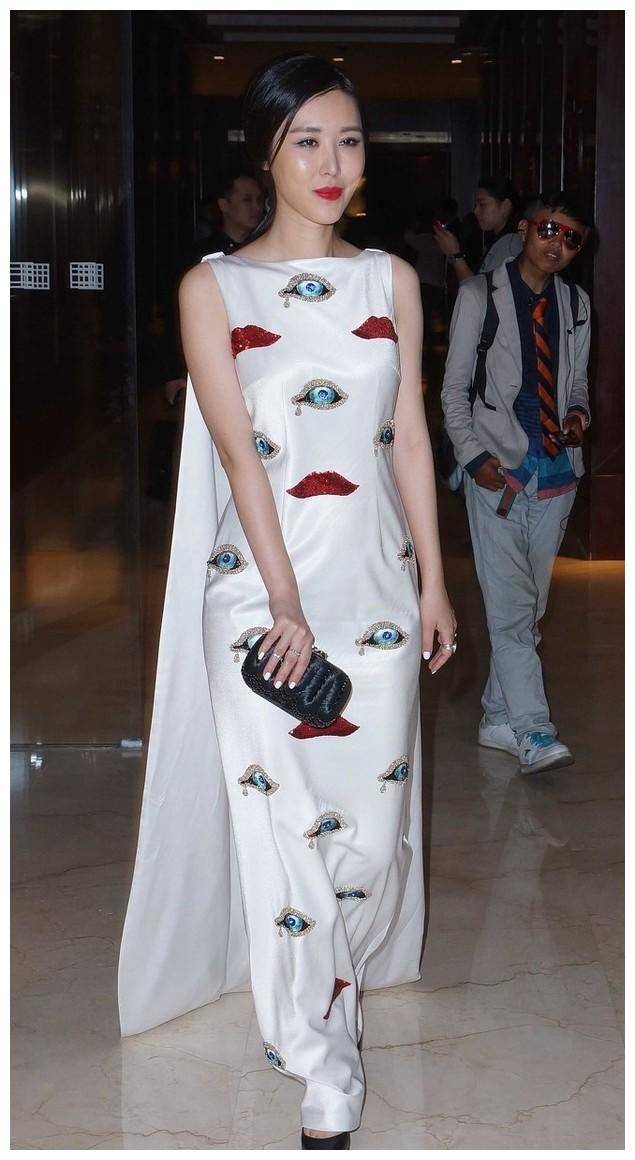 高跟鞋采用尖头设计,用于拉长田朴珺的脚线,穿着这双黑色高跟鞋,充分