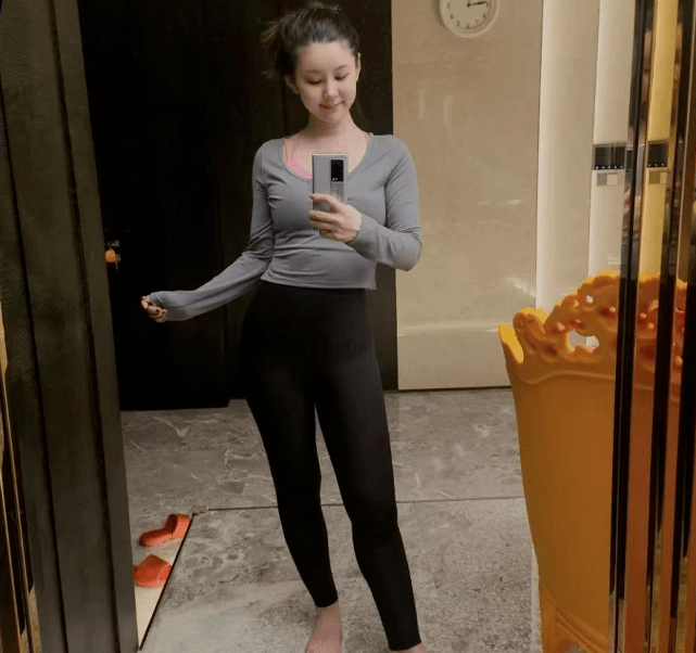 原创李小萌踩儿子滑板出行生完二胎不到半年瘦25斤细腰抢镜好少女