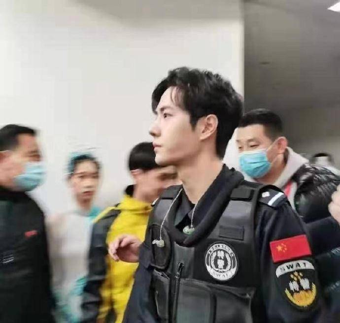 原创王一博特警造型身姿挺拔警察节受邀演出生图状态佳