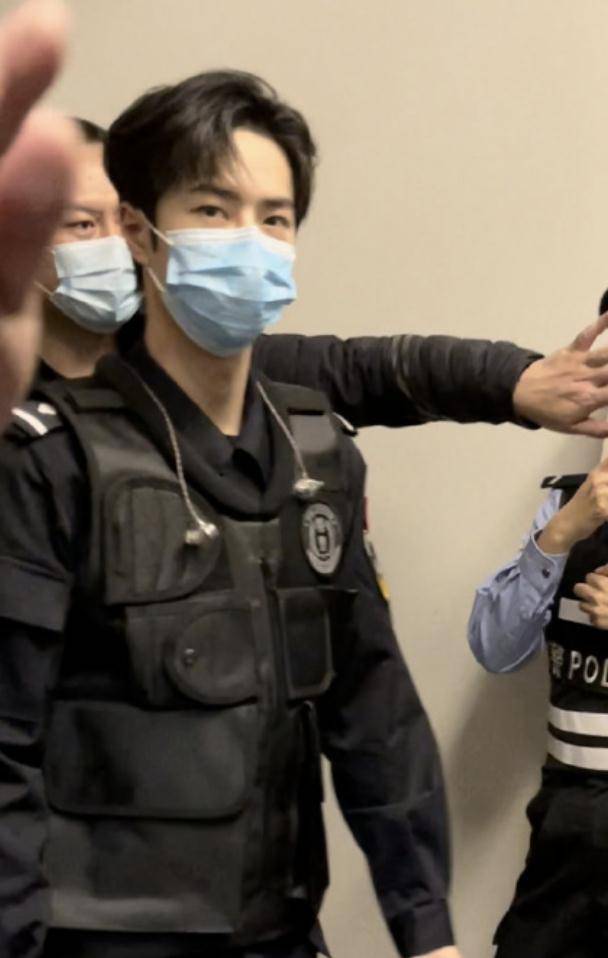 原创王一博特警造型身姿挺拔警察节受邀演出生图状态佳