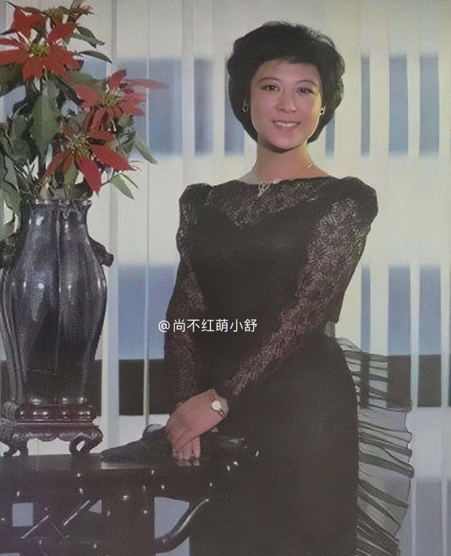 原创             看了72岁王馥荔的造型，才发现：中老年女人从容老去比扮嫩更气质