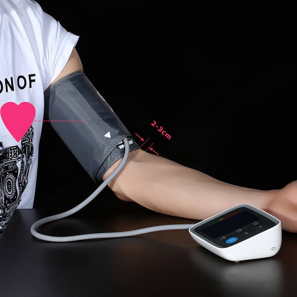 测血压绑带的位置图图片