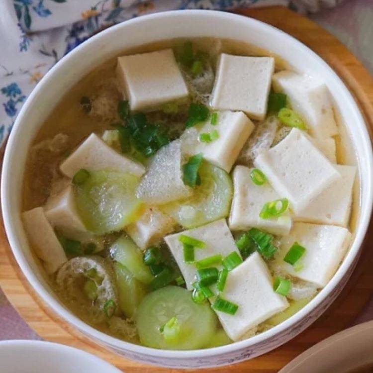 丝瓜茭白汤豆腐和鲜菇都是有着比较好的下奶效果,搭配鸡蛋,火腿补充