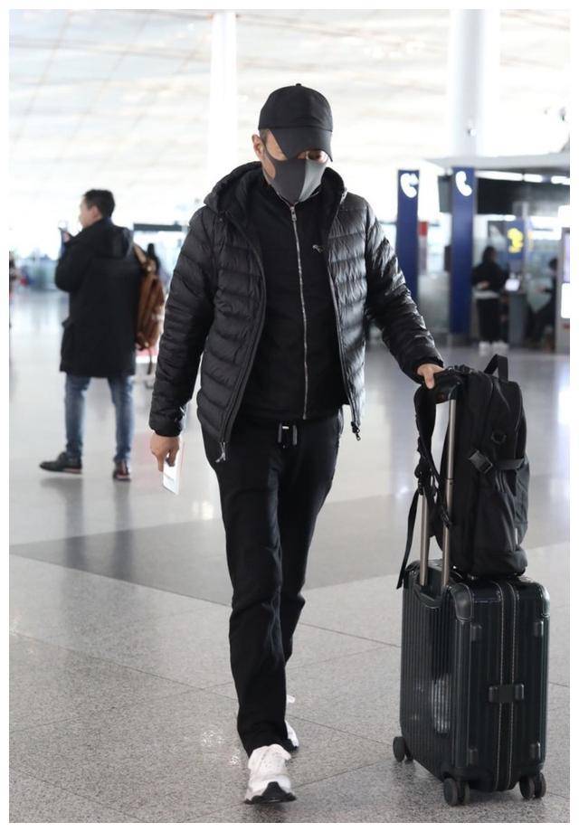 原创张涵予全黑走机场绗缝棉服配运动卫衣潇洒有型谁信他有56岁