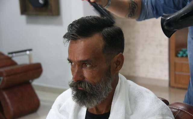 原创45岁流浪汉借理发店一把剃须刀2小时变型男意外走红网络
