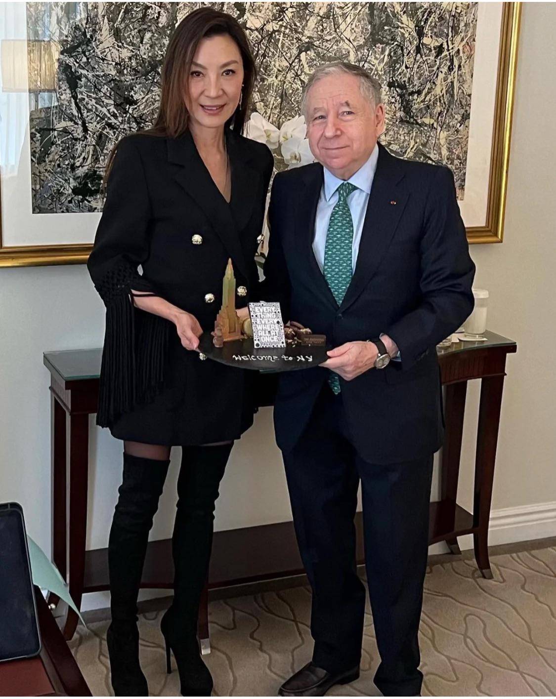 杨紫琼现身活动穿长筒靴腿细成麻杆好恐怖跟老公像父女俩