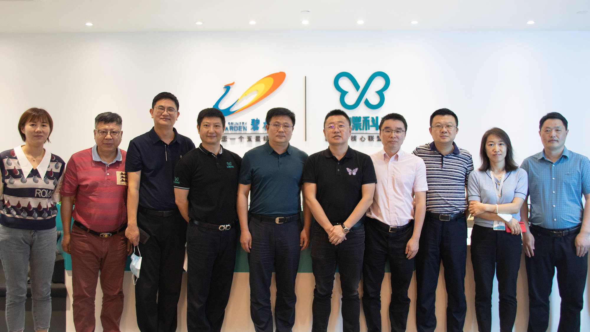 张书基一行首先参观了云蝶科技展厅,详细了解云蝶战略转型后,依托柔性