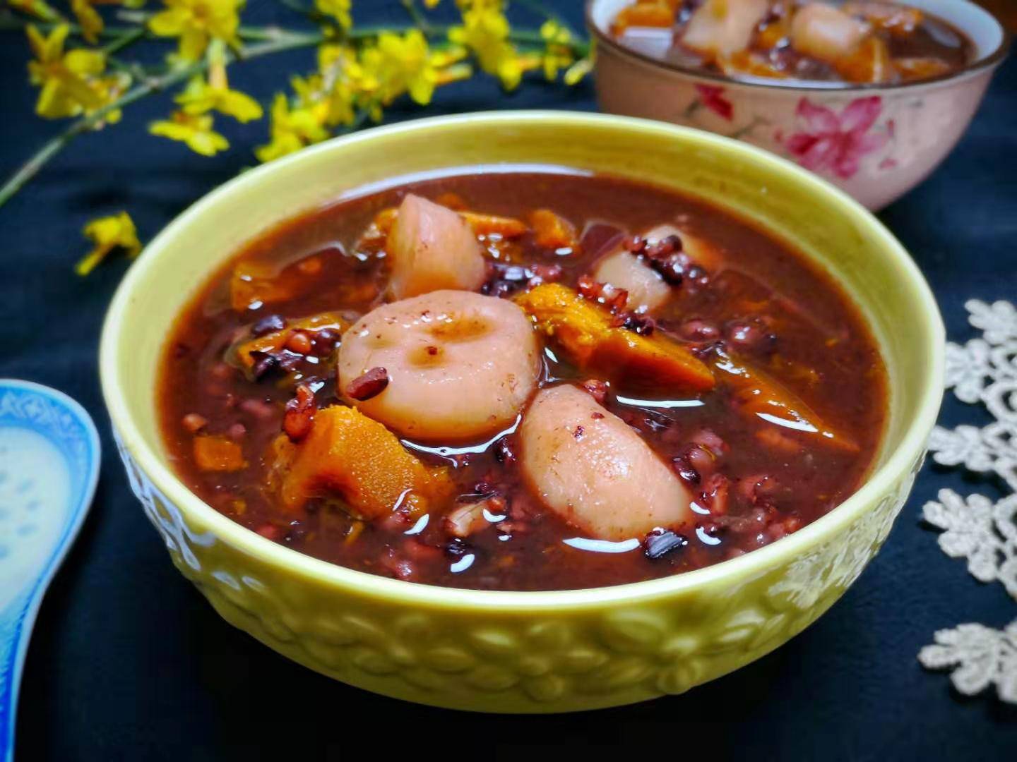 食材:小南瓜1个,荸荠12个,黑米1把,红米1把,清水适量.