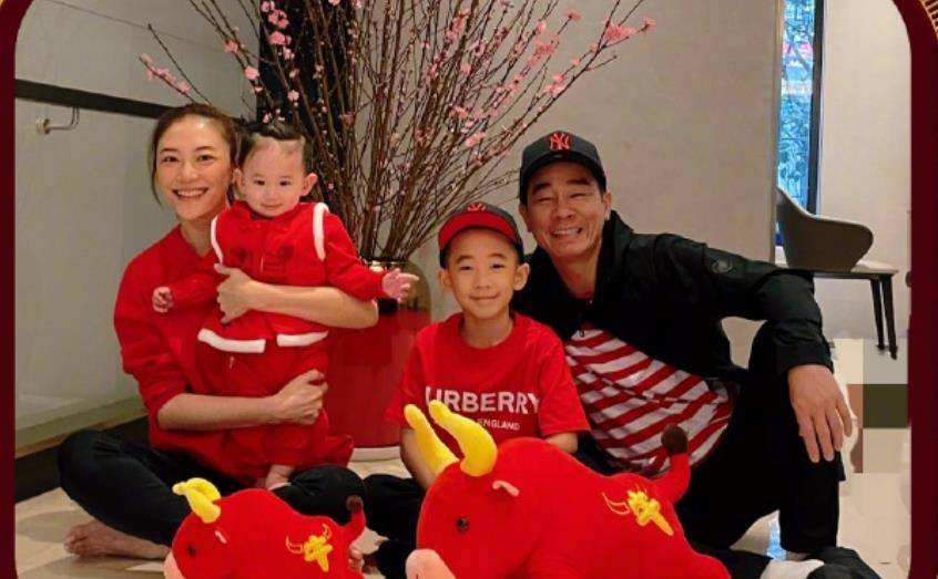 原创陈小春晒全家福小儿子正脸罕见曝光小小春和爸爸如复制粘贴