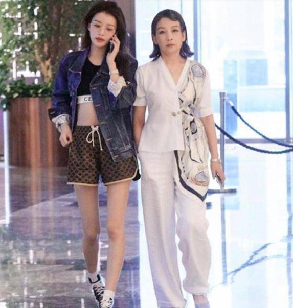原创孙怡陪妈妈录节目穿将近2万短裤助阵路人镜头下显腿长又瘦