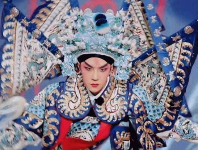 原创王一博京剧造型帅上热搜但看到肖战的京剧造型才知道一眼万年