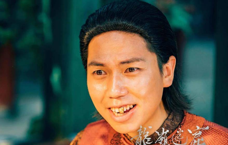 7年前搭档黄晓明,5年前又和陈赫拍戏,今靠一口"大金牙"爆火_佟磊_观众